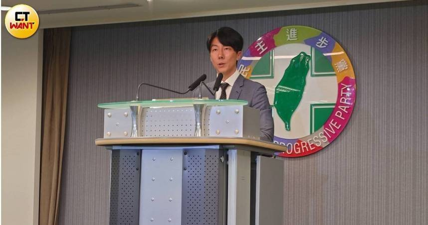 北市府前發言人李政軒涉台中市府勞務採購洩密案，以30萬元交保；民進黨發言人吳崢質疑蔣萬安是否事前知情。（圖／甯其遠攝）