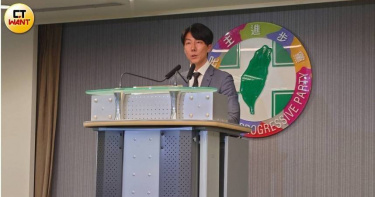 北市府前發言人李政軒涉台中市府勞務採購洩密案，以30萬元交保；民進黨發言人吳崢質疑蔣萬安是否事前知情。（圖／甯其遠攝）