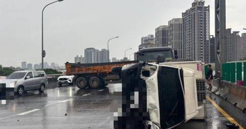 豪雨突襲台65！小貨車撞砂石車翻覆　28歲駕駛驚險受困