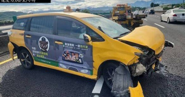 小黃突切外線逼車釀3車撞2人傷。（圖／翻攝畫面）