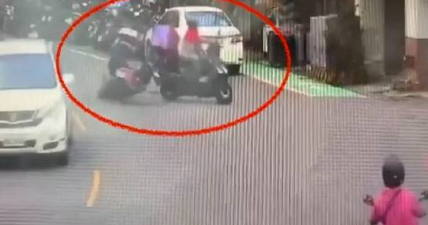 外送騎士楠梓路口左轉撞直行車！雙雙噴飛倒地　網友一句話掀熱議