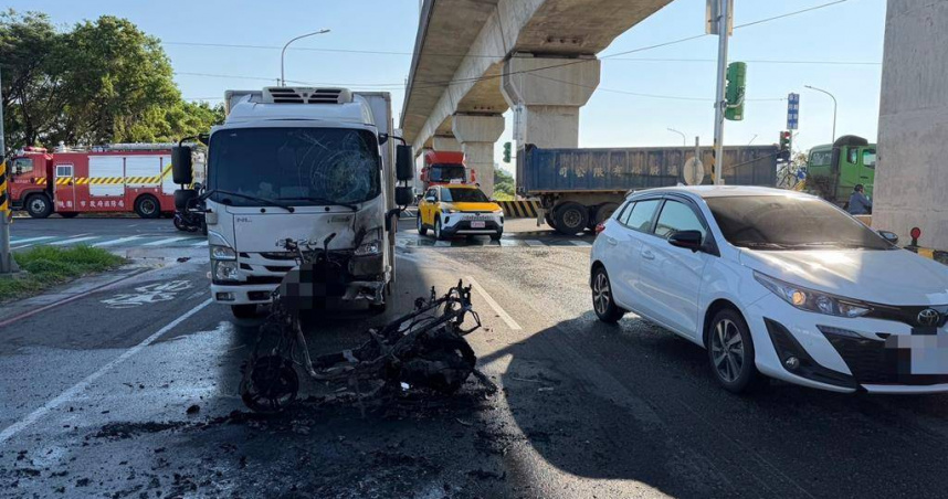 桃園新屋死亡車禍！機車撞貨車瞬間起火　20歲騎士搶救不治