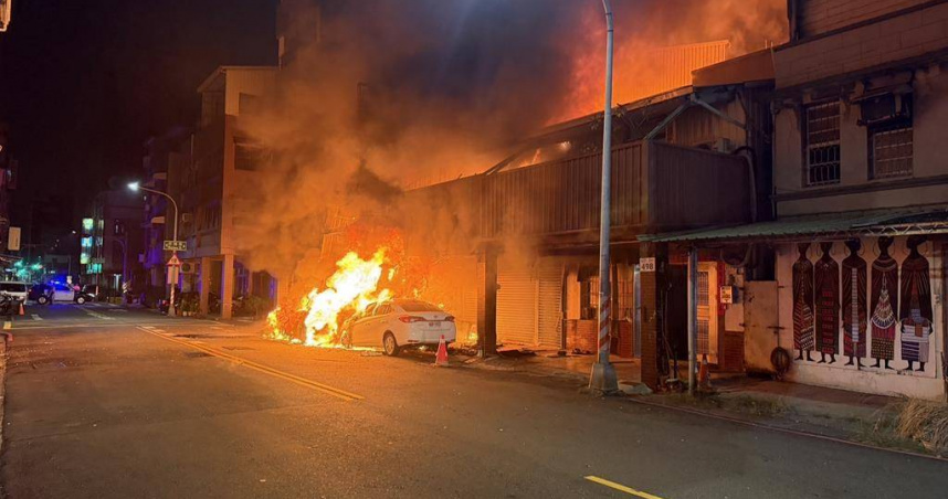 高雄前金民宅凌晨竄火舌、爆炸聲不斷　3屋陷火海、屋主救狗受傷