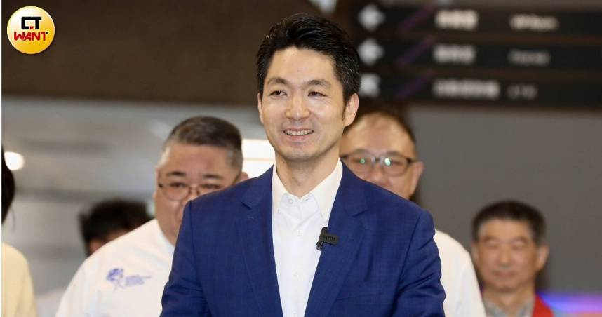 台北市長蔣萬安出席幸安市場青創品牌進駐活動，回應黃珊珊對選票歸屬的看法，強調將以4年施政成果爭取市民認同。（圖／方萬民攝）