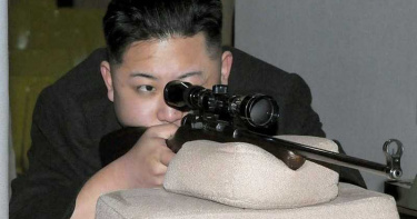 金正恩神話不再?3歲會開槍太誇張 北韓官媒修正為4歲