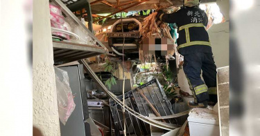 樹林小貨車下坡直直衝破民宅 廚房煮婦頭部掛彩送醫