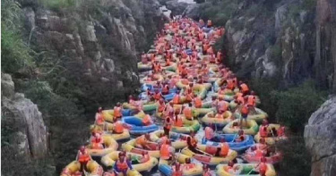 泛舟變碰碰船!河道擠滿「上百艘充氣船」…陸客驚人報復性出遊