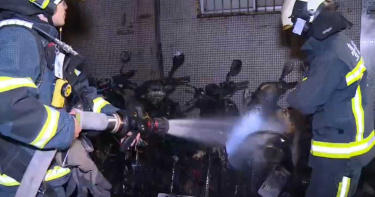 大安區凌晨機車火警 濃煙嗆人住戶驚醒急喊「失火了」6車燒毀