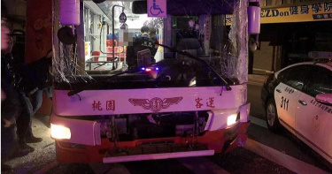 屁孩竊公車保齡球式「連環撞」 落網應訊跳針回答不知道