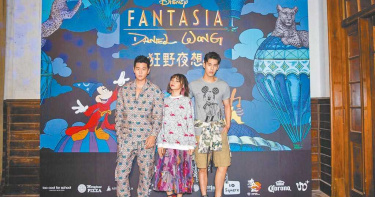 兄弟聯手演出 周興哲伴唱周予天走台步