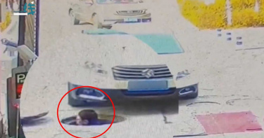 人孔蓋突冒「一顆頭」!下秒汽車無情輾過 網一看全怒譙警察