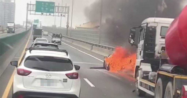 西濱火燒車2死1重傷! 目擊者還原現場:肇事男顧講電話不幫忙