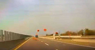 台61線貨車載「喜宴大圓桌」如射飛盤10連發 驚悚畫面網傻眼:跑跑卡丁車?