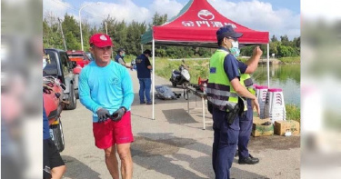 金門1名男子昨日在田埔水庫進行疏濬工程時不慎落水，今早被尋獲已無生命跡象。（圖／金門消防局提供）