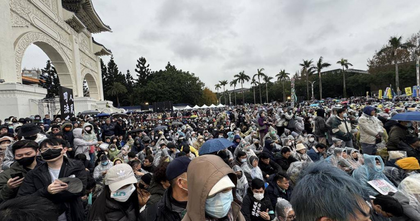 民眾黨前主席柯文哲遭羈押禁見，民眾黨今（11）日司法節號召民眾上街「釘孤枝」，抗議綠色威權破壞司法正義，遊行人潮已經外溢至周邊捷運站，自由廣場前塞滿人潮，民眾黨官方稍早在台上喊出，現場已經突破三萬人。（圖／報系資料庫）