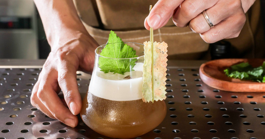 「嶺南微風」將芭樂榨汁後剩下的果渣烘烤成紙，咀嚼間帶有淡淡芭樂香氣，可以一口酒、一口果肉紙，風味更完整。（380元，圖／楊澍攝）