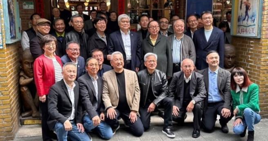 輝達執行長黃仁勳（前排中）18日中午在台北知名台菜餐廳宴請供應鏈高層。（圖／報系資料照）