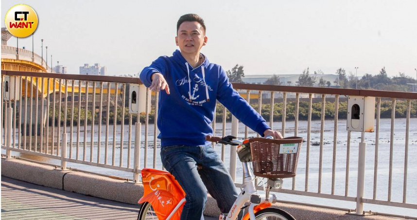 竹北水圳公園優化挨批變成「水泥公園」，竹北市長鄭朝方澄清。（圖／劉耿豪攝）