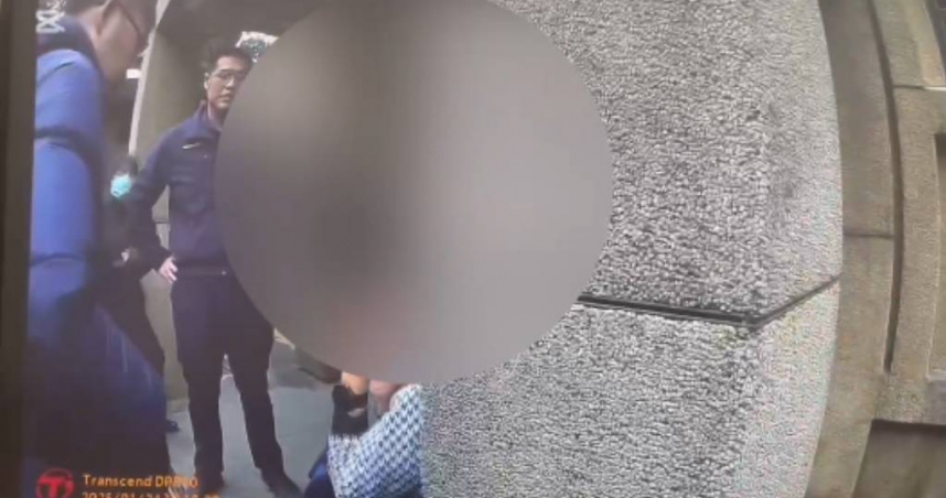 新北市瑞芳黃金博物館24日驚傳有遊客疑似因低血糖昏迷，警方獲報後也立即拿出糖果穩定其生命跡象。（圖／翻攝畫面）