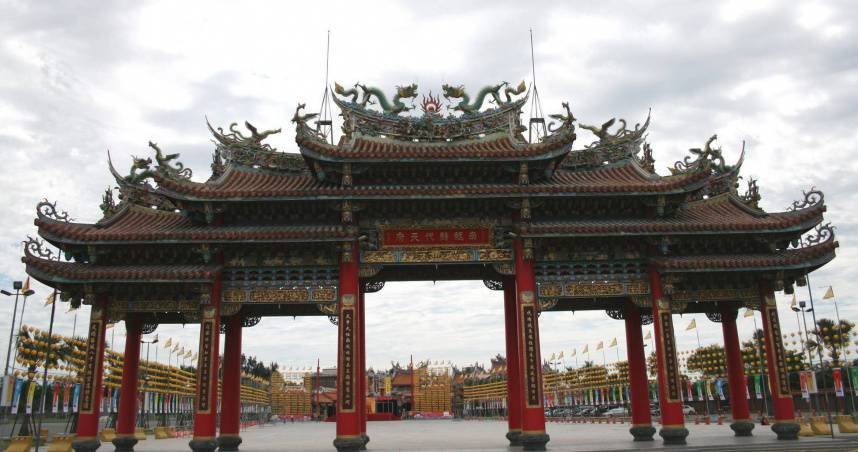 有「台灣王爺總廟」之稱的台南南鯤鯓代天府，自2011年起每年大年初一都會抽取國運籤。（圖／翻攝自南鯤鯓代天府官網）