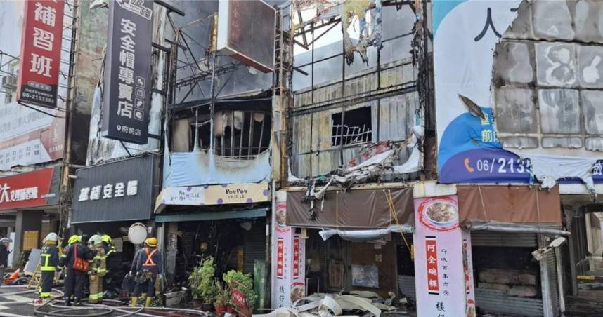 台南一名賴姓女駕駛恍神撞上變電箱，導致2民宅2店面被燒毀。（圖／中國時報程炳璋攝）