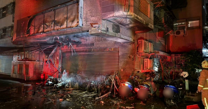 中和某騎樓深夜傳出火警，9輛機車遭波及燒得僅剩骨架。（圖／翻攝畫面）