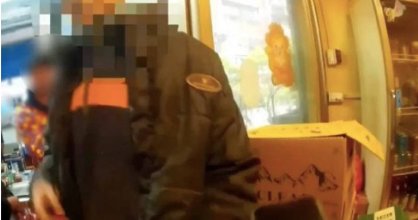 巡邏員警看見游男形跡可疑上前攔查，他擔心毒品通緝身分曝光，竟躲進餐廳誆騙要用餐。（圖／翻攝畫面）