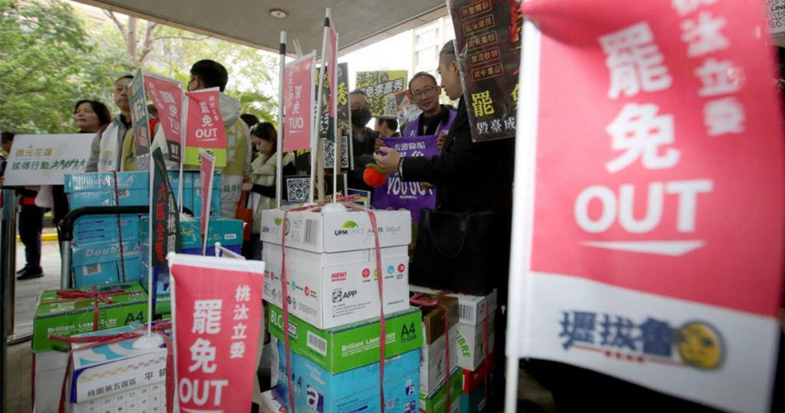 由綠粉力挺的罷免團體3日前往中選會遞交罷免選區立委提議連署書，呼籲公民一起站出來罷免國民黨立委。（圖／中國時報黃世麒攝）