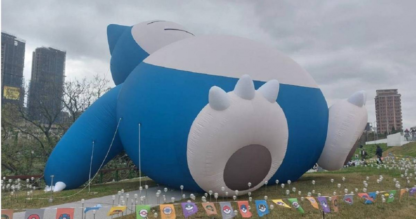 超過10公尺高的卡比獸躺在青塘園旁超吸睛，吸引遊客爭相拍照打卡。(圖／警方提供)