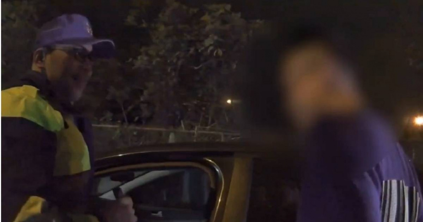 楊男車上藏百包毒品和大量K他命，行經汐止時因車上毒品味道藏不住而遭警方攔下，車上毒品也因此露餡。（圖／翻攝畫面）