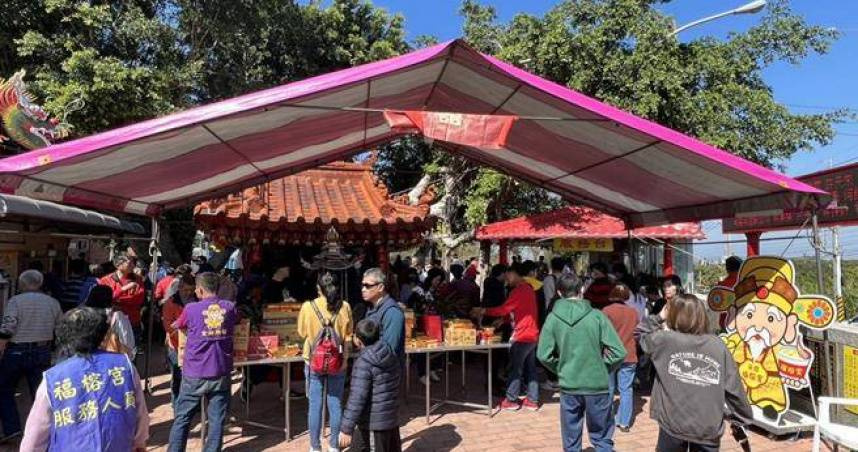 農曆春節假期有許多信眾湧入彰化縣芬園鄉大竹村福榕宮土地公廟，享用廟方提供的免費泡麵。（圖／廟方提供）