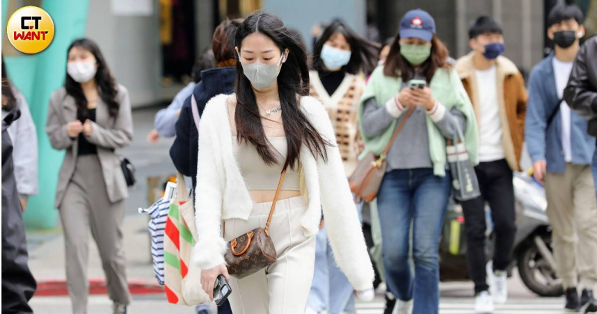 今天全台受到霧霾影響，空氣品質亮紅燈。（示意圖／方萬民攝）