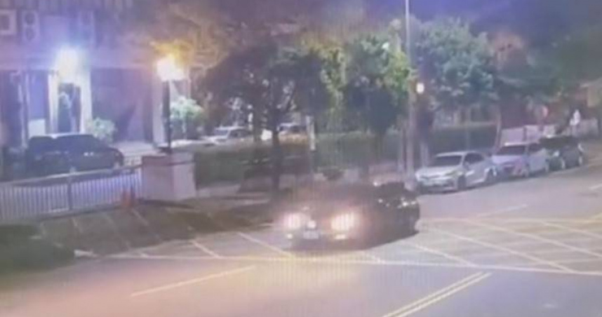 台中市政府交通局遭人丟鞭炮，警方調閱監視器通知涉案人到案，後續依法移送偵辦。（圖／翻攝畫面）