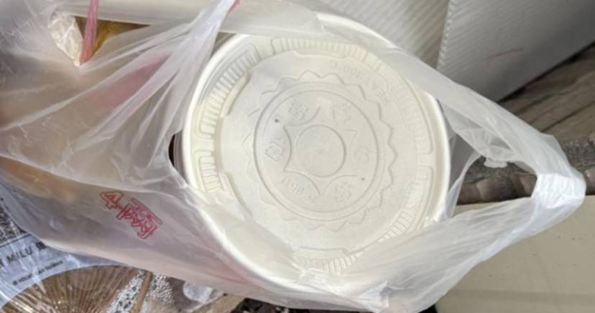 台中永興街出現美食大盜竊走食物，過程全被監視器錄下，警方逮獲時竊賊仍矢口否認。（圖／翻攝畫面）