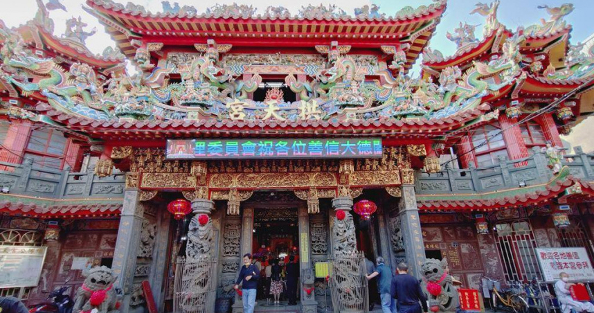 被譽為「粉紅超跑」的白沙屯拱天宮媽祖進香之旅，每年吸引成千上萬的信眾。今年的進香活動即將於5月1日啟程，為期10天9夜，今天是報名首日，僅4小時內報名人數便突破2萬人。（圖／中國時報呂麗甄攝）