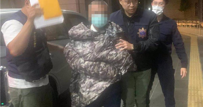 不滿政府管制大陸民眾來台旅遊，民宿業者張盛德到數發部開槍。（圖／報系資料照）