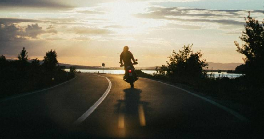 國1彰化段驚見2名男子騎電動機車，還低速慢行疑欣賞風景，所幸並未發生事故。（示意圖／Pexels）