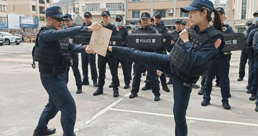 李靖宣是機動應變隊唯一女性成員，是跆拳道高手，她也強調，若遇違法情事，一定會使用公權力予以制止。（圖／中國時報葉靜美攝）