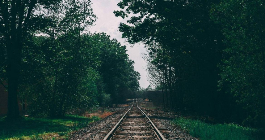 黃男因分手竟將水泥放在台南後壁至新營站間的鐵軌，遭法官判處有期徒刑2年10月。（示意圖／翻攝Pexels）