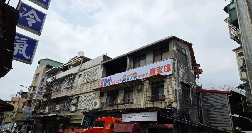 中正萬華區市民康家瑋大動作掛上看板，表態力挺立委吳沛憶。（圖／讀者提供）