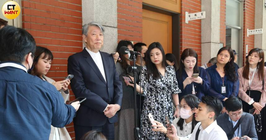 經濟部長郭智輝表示重新盤點政策、持續紓困中小企，下周一有最新公告。（圖／黃鵬杰攝）