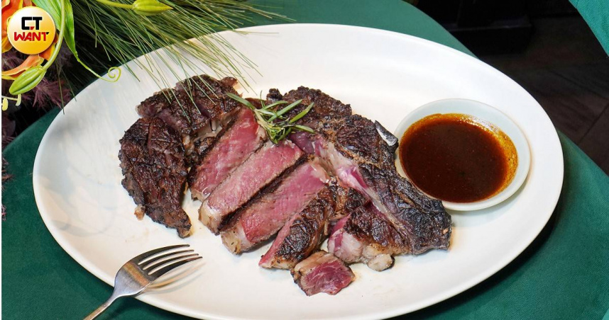 「美國頂級乾式熟成28日帶骨乳牛肋眼牛排25盎司」搭配的胡椒牛汁以邊角牛肉、番茄糊、紅酒及烘烤雞腳等慢火熬煮，再融入4種胡椒粉，層層堆疊香氣。（8,380元／2人份晚間套餐主菜，圖／魏妤靜攝）