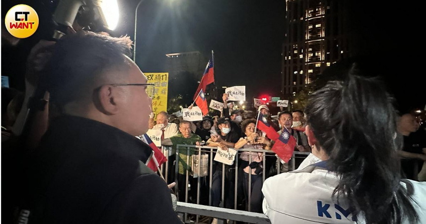 上百聲援民眾遭拒圍欄外，市議員張斯綱要求警方讓人進來。（圖／陳柔瑜攝）