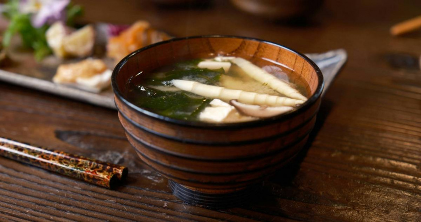 有網友認為台式味噌湯加了蛋花與貢丸，就失去味噌湯的優點。（示意圖／unsplash）