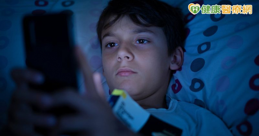 家長注意！孩子夜間滑手機　恐釀睡眠障礙、網路霸凌危機