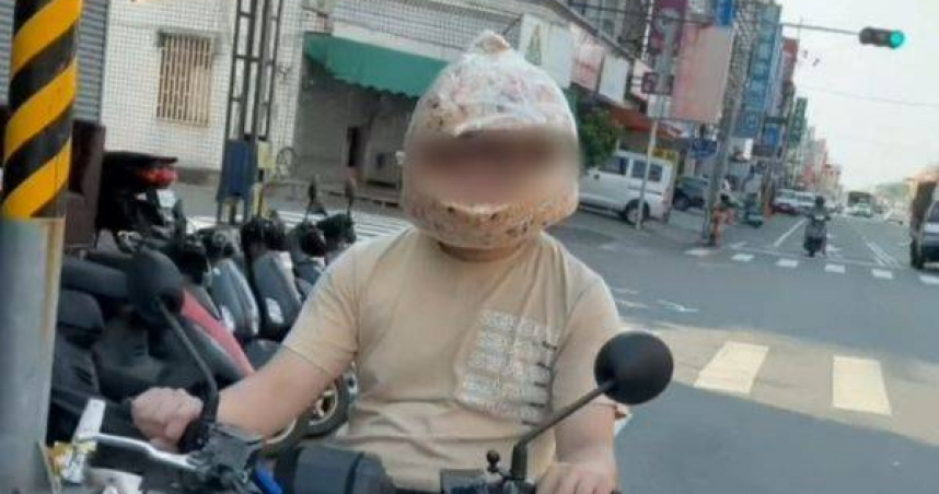 台南男子爆笑騎車「沙琪瑪安全帽」上路。（圖／翻攝畫面）