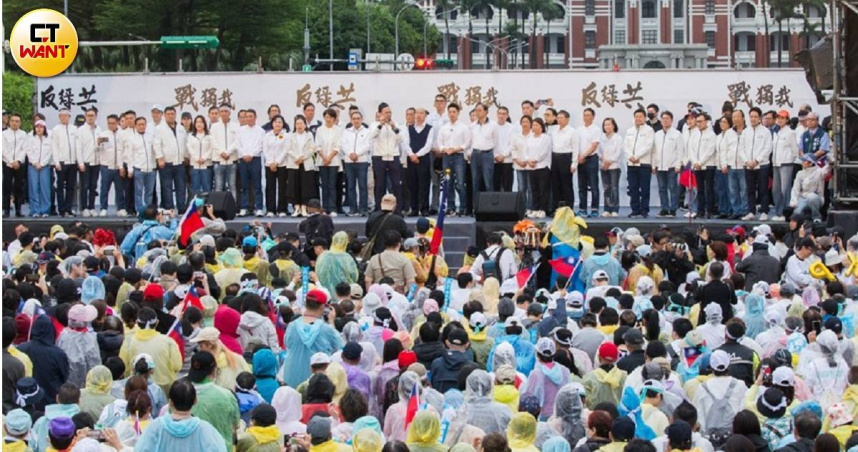 近期國民黨不少地方黨部遭各地地檢署搜索，激起藍營危機意識，黨主席朱立倫更進一步喊出要罷免總統賴清德。（圖／黃威彬攝）
