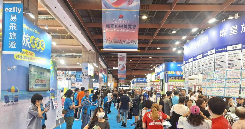 暑假即將到來，台北國際旅展今持續祭出優惠，不少民眾前往搶好康。（圖／林榮芳攝）