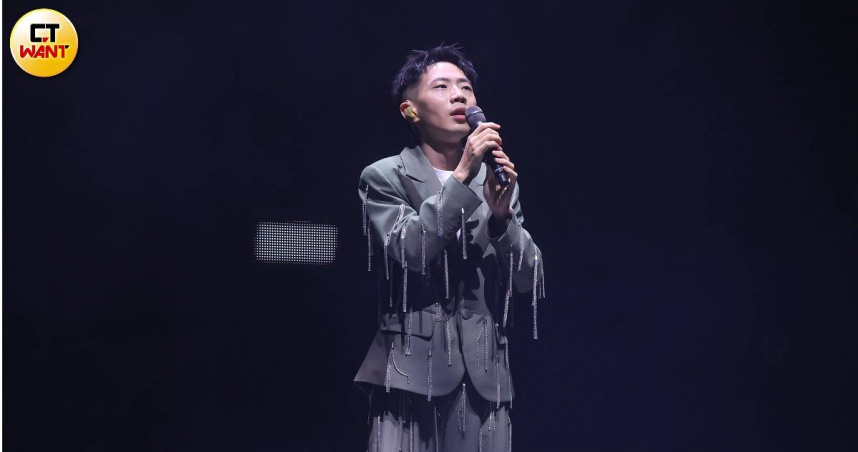 鄭興在TICC舉辦首場大型個唱。（圖／焦正德攝）