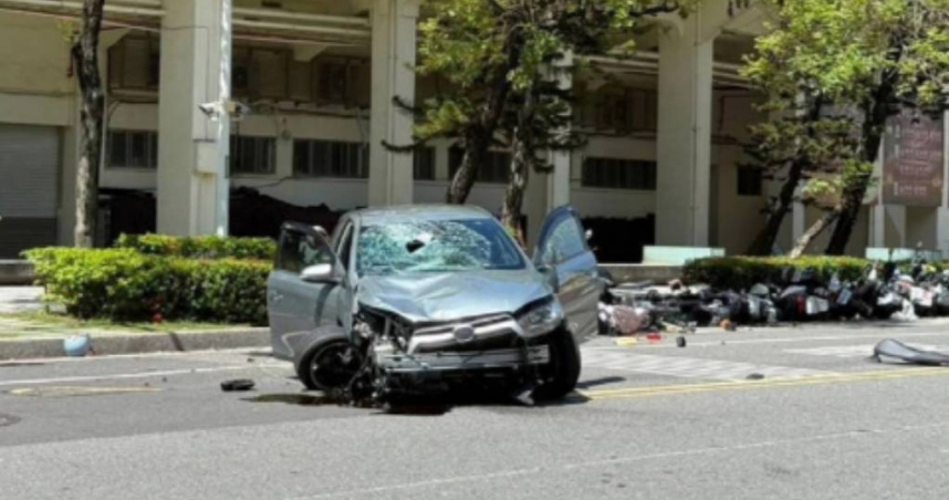 台南市成功大學旁8日發生爆衝事故,釀成1死2傷,肇事的劉姓婦人複訊後10萬元交保。(圖/翻攝自記者爆料網)